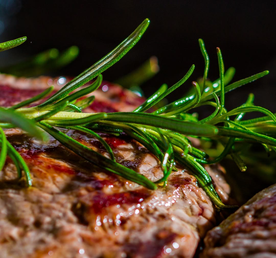 Carne alla brace con rametti di rosmarino