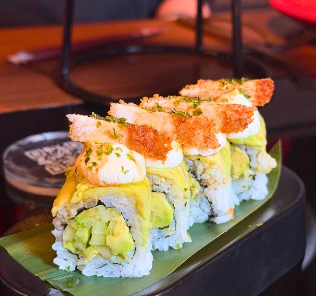 Roll con avocado e topping croccante