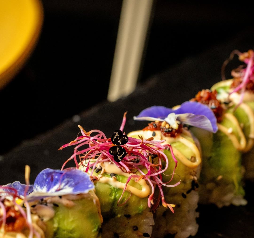 Roll di carne decorati con fiori eduli