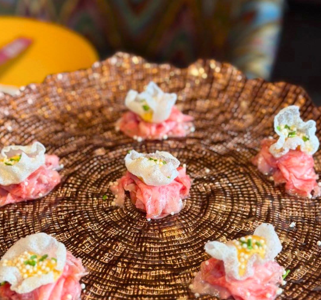 Carpaccio di wagyu con chips di riso e fiori